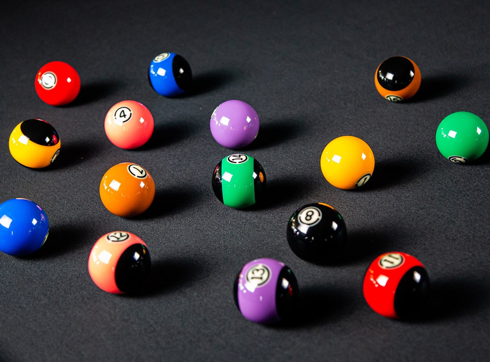 Personnalisez votre jeu de billard avec les billes de billard déco